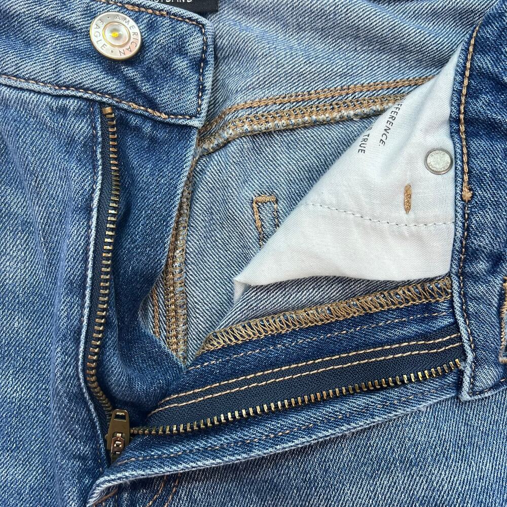 American Eagle Women's Mom Jean Size 4R‎ Comfort Stretch Waistband Distressed - Picture 6 of 9